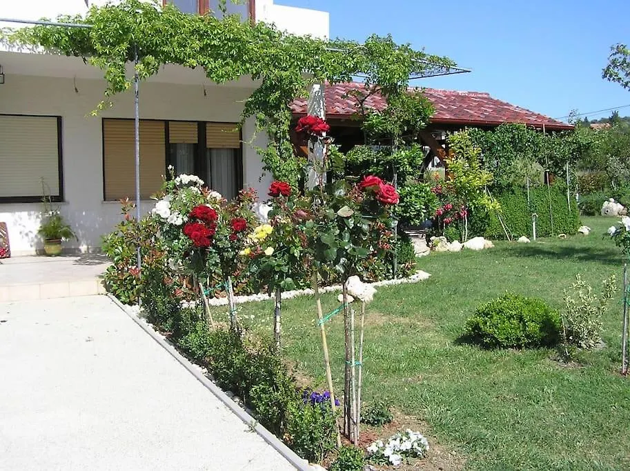 Apartman Lucia Ražanac بيت للعطل