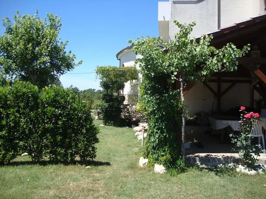 Apartman Lucia Ražanac بيت للعطل